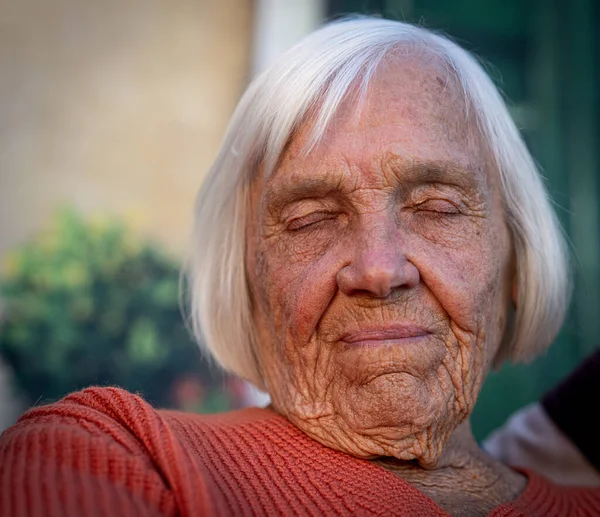 Aged candid woman close up portrait , high quality photo — Stock Photo, Image