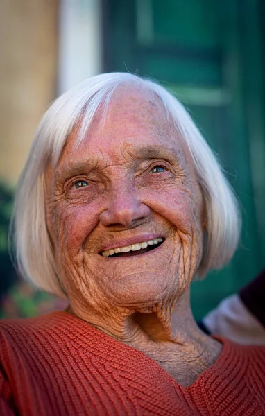 Mujer cándida envejecida primer plano retrato, foto de alta calidad —  Fotos de Stock