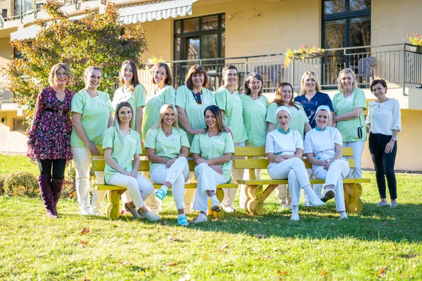 Equipo femenino de enfermería juntos retrato. foto de alta calidad —  Fotos de Stock