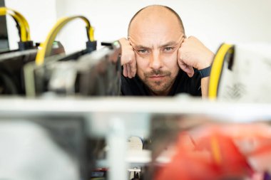 Kripto para birimi madencilik platformunu optimal operasyonel ayarlara programlayan