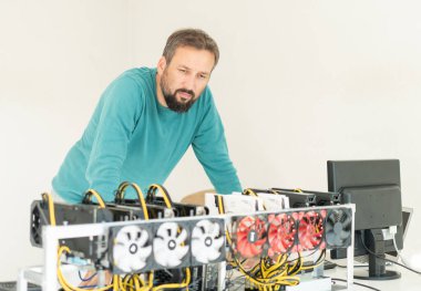 Genç programcı kripto para birimi madencilik platformunu en uygun operasyonel ayarlara ayarlıyor