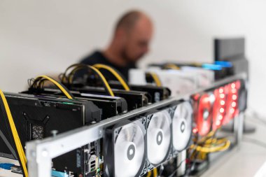 Genç programcı kripto para birimi madencilik platformunu en uygun operasyonel ayarlara ayarlıyor
