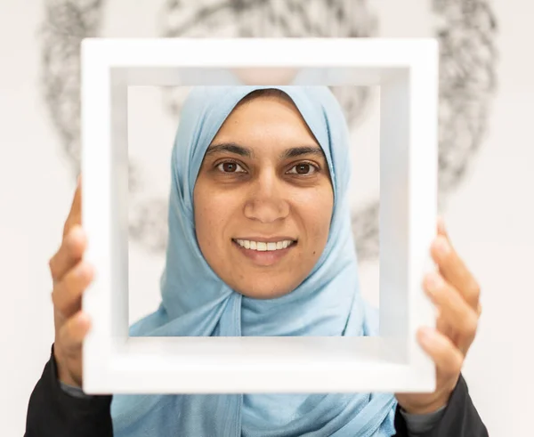 Pretty Muslim Arabic woman with a frame — Stock Photo, Image