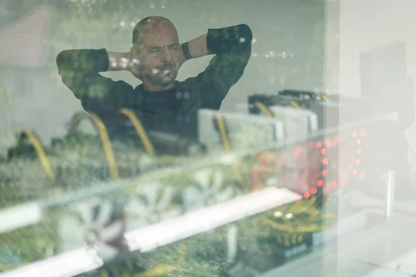 Programador joven ajustando la plataforma de minería criptomoneda a los ajustes operativos óptimos — Foto de Stock