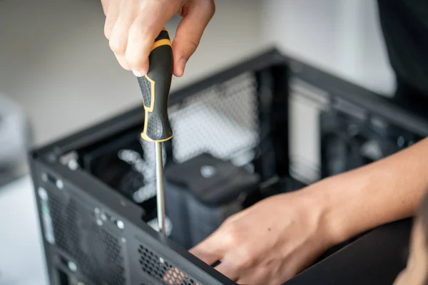 Reparação da unidade de sistema de computador no centro de serviço — Fotografia de Stock