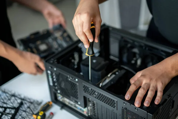 Reparação da unidade de sistema de computador no centro de serviço — Fotografia de Stock