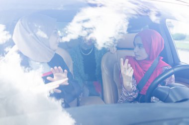 Bir grup bayan arkadaş tatilde araba yolculuğunun tadını çıkarıyor.