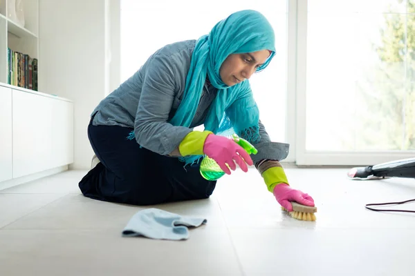 Ευτυχισμένη μουσουλμάνα γυναίκα καθαρισμού σύγχρονο σπίτι σαλόνι — Φωτογραφία Αρχείου