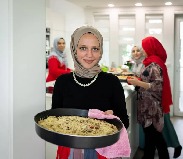 Familj och vänner samlas hemma för att äta middag — Stockfoto