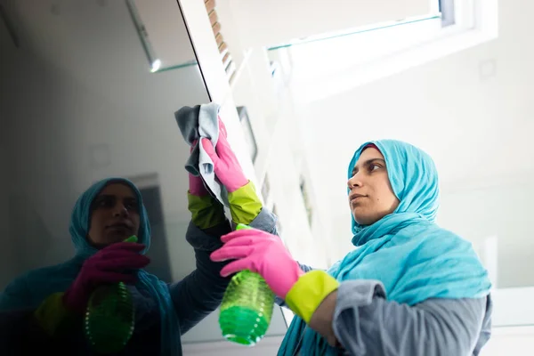 快乐的穆斯林妇女清扫现代住宅客厅 — 图库照片