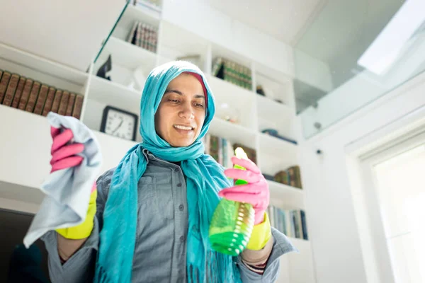 Mulher muçulmana feliz limpeza moderna casa sala de estar — Fotografia de Stock