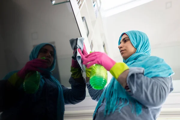 Szczęśliwy muzułmanin kobieta sprzątanie nowoczesny dom salon — Zdjęcie stockowe