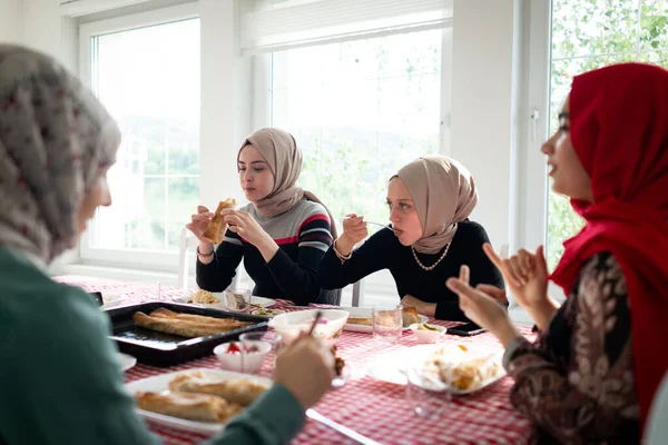 Família e amigos se reúnem em casa para jantar — Fotografia de Stock