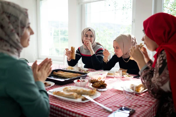 Familia y amigos se reúnen en casa para cenar — Foto de Stock