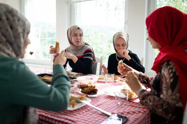 Keluarga dan teman-teman berkumpul di rumah untuk makan malam — Stok Foto