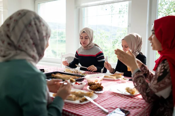 Familia y amigos se reúnen en casa para cenar — Foto de Stock