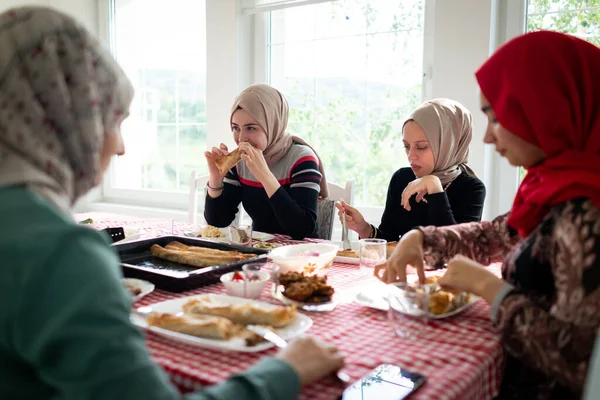 Familia y amigos se reúnen en casa para cenar —  Fotos de Stock