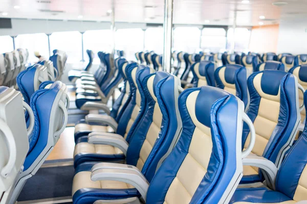 Ferry sobre o mar. Interior de um navio com lugares vazios para passageiros e vista para o mar. — Fotografia de Stock