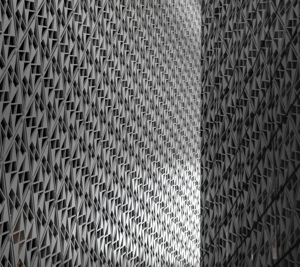 Padrão angulado na fachada de um edifício de arquitetura moderna — Fotografia de Stock