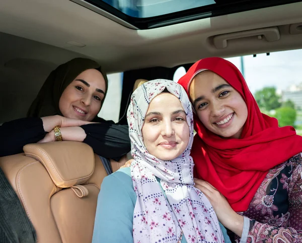 Groep van vrouwelijke vrienden die genieten van een road trip op vakantie in de auto — Stockfoto