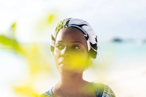 美丽的深色皮肤年轻女子在海滩的棕榈枝之间 — 图库照片