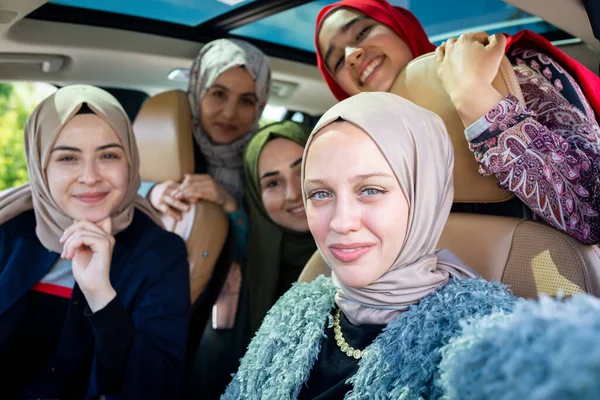 Bir grup bayan arkadaş tatilde araba yolculuğunun tadını çıkarıyor. — Stok fotoğraf