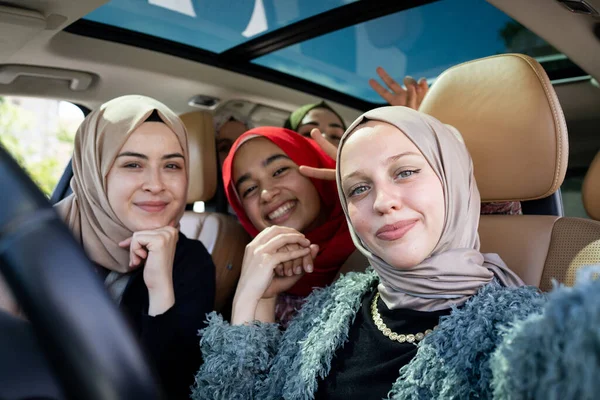 Grupp av kvinnliga vänner njuter av road trip reser på semester i bilen — Stockfoto
