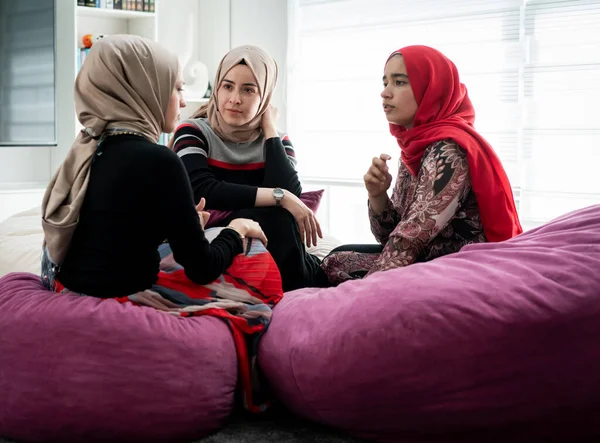 Grupa pięknych młodych muzułmanek rozmawiających ze sobą — Zdjęcie stockowe