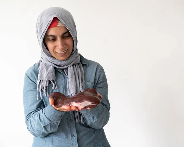Κόκκινη ωμή καρδιά σε φόντο στα χέρια μουσουλμάνων γυναικών — Φωτογραφία Αρχείου