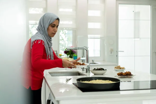 Keluarga dan teman-teman berkumpul di rumah untuk makan malam — Stok Foto