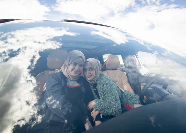 Groep van vrouwelijke vrienden die genieten van een road trip op vakantie in de auto — Stockfoto