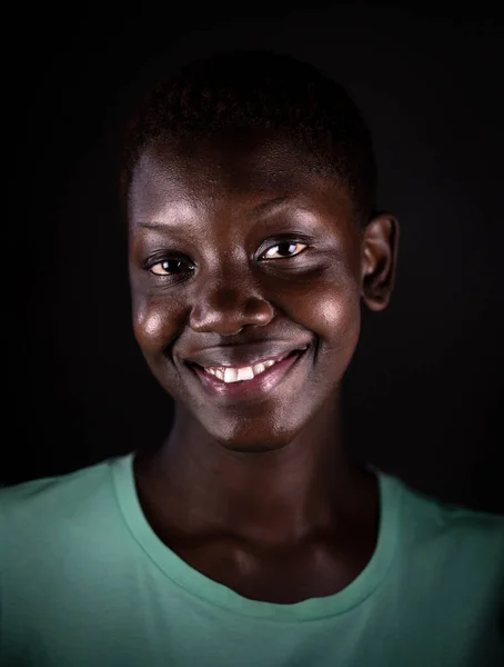 Piękna twarz. Uśmiechnięty czarny portret kobiety. Piękny szczery prawdziwe twarz Afroamerykanka dziewczyna — Zdjęcie stockowe