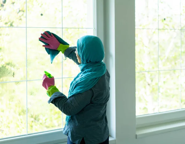 Felice donna musulmana pulizia moderna casa soggiorno — Foto Stock