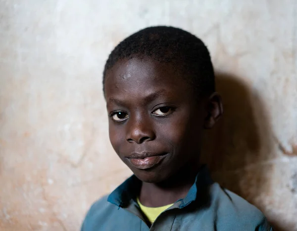 Közelkép Afrikai fekete fiú portré az iskola tantermében — Stock Fotó