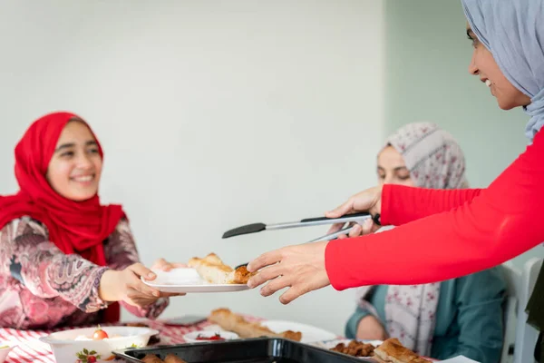 Familia y amigos se reúnen en casa para cenar — Foto de Stock