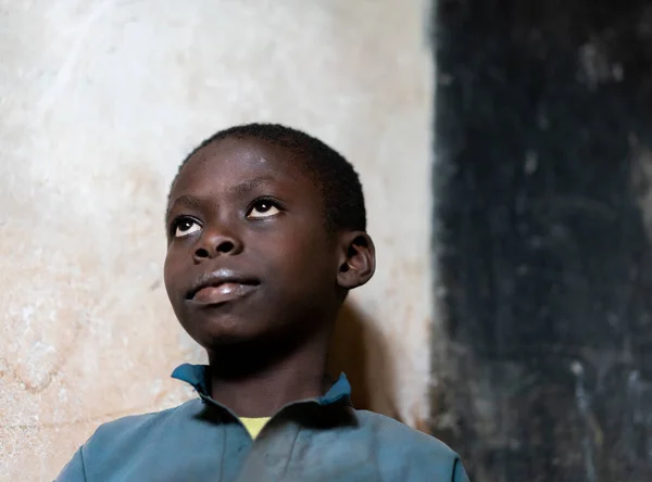 Közelkép Afrikai fekete fiú portré az iskola tantermében — Stock Fotó