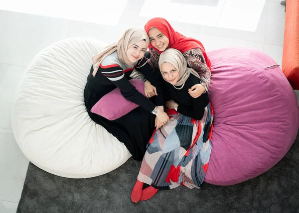 Группа красивых молодых мусульманских женщин, разговаривающих друг с другом — стоковое фото