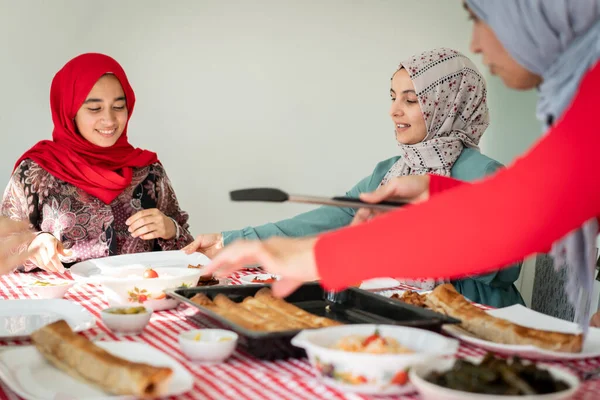 Familia y amigos se reúnen en casa para cenar — Foto de Stock