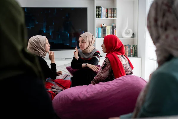 Groep van mooie jonge moslim vrouwen praten samen — Stockfoto