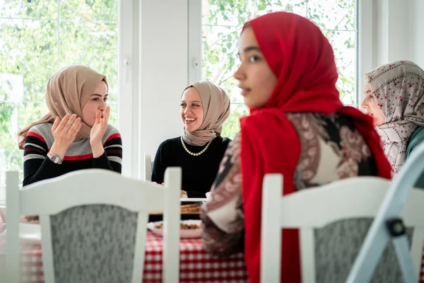 Familia y amigos se reúnen en casa para cenar —  Fotos de Stock