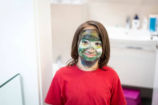 Portret van kleine schattige jongen glimlachen met geschilderd gezicht — Stockfoto