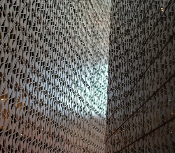 Modern bir mimari binanın ön cephesinde açılı desen Telifsiz Stok Imajlar