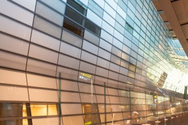 Yansıyan pencerelerle modern bina cephesi deseni