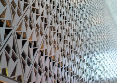 Modern bir mimari binanın ön cephesinde açılı desen