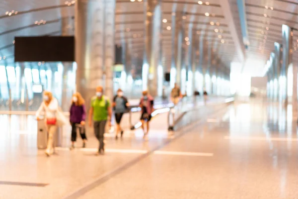 Abstracte wazig passagiers in luchthaven achtergrond met natuurlijk licht van dakramen — Stockfoto