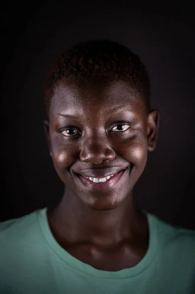 Красотка. Портрет улыбающейся черной женщины. Мбаппе показал настоящее лицо афроамериканской девушки — стоковое фото