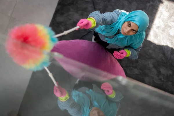 Glückliche Muslimin putzt modernes Wohnzimmer — Stockfoto