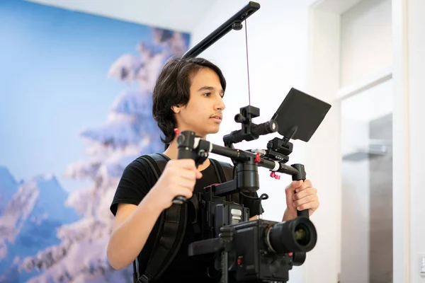 O homem da câmera tirar fotos e gravar vídeo — Fotografia de Stock