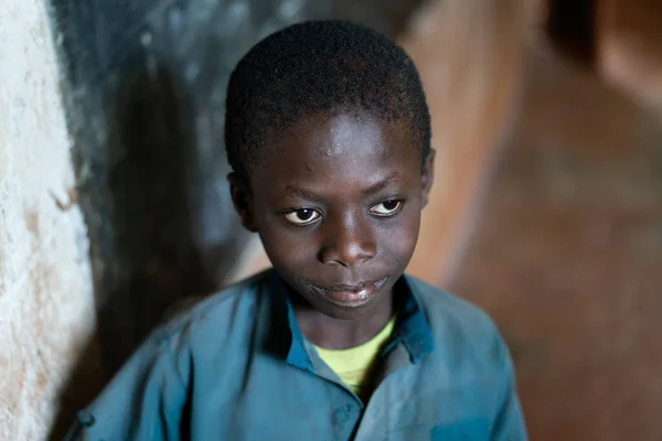 Close-up Retrato de negro Africano Retrato de menino dentro da sala de aula da escola — Fotografia de Stock