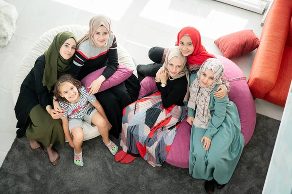 Grupo de hermosas jóvenes musulmanas hablando juntas — Foto de Stock